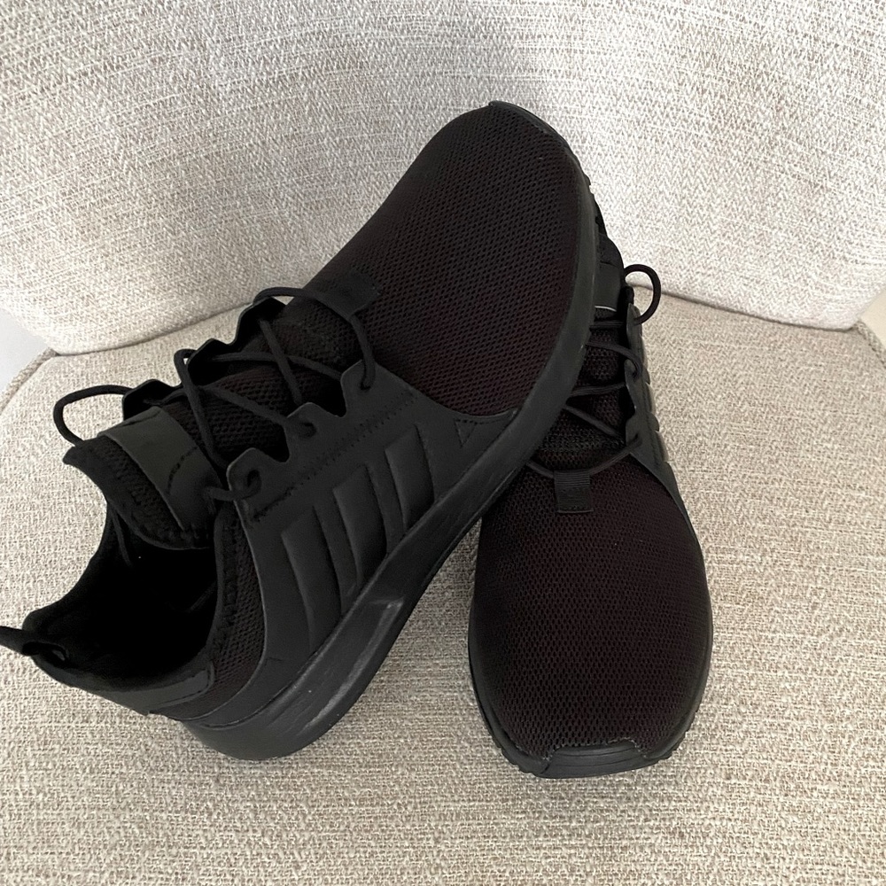 Black Adidas 🖤 - Picture 3 of 9